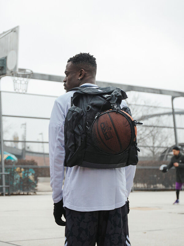 Equipment - Mann mit Rucksack und Basketball
